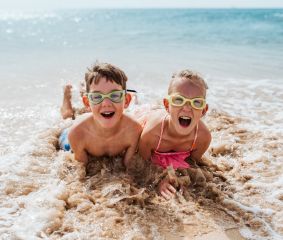 Καλοκαίρι & Κολύμπι: Πώς να Προστατέψετε τα Αυτιά των Παιδιών