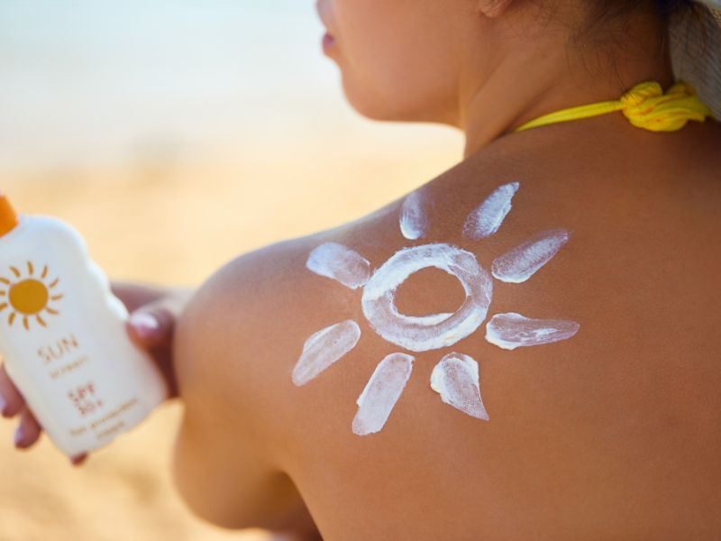 Καλοκαίρι με υγιές δέρμα: Πώς να αποφύγουμε καψίματα και τσιμπήματα